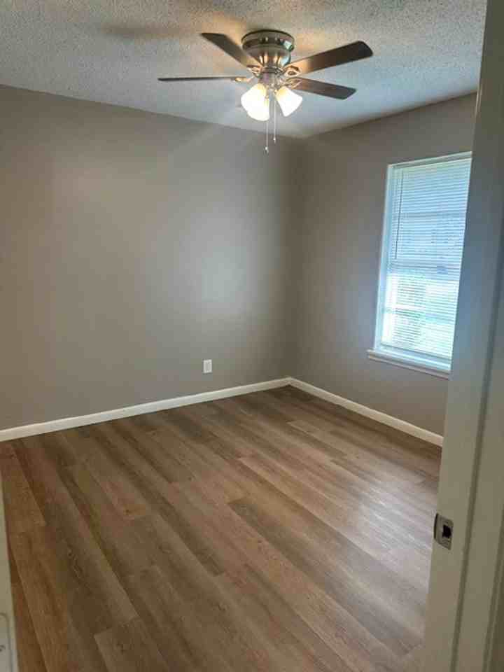 909 Lawrence Dr - Photo 6 of 13