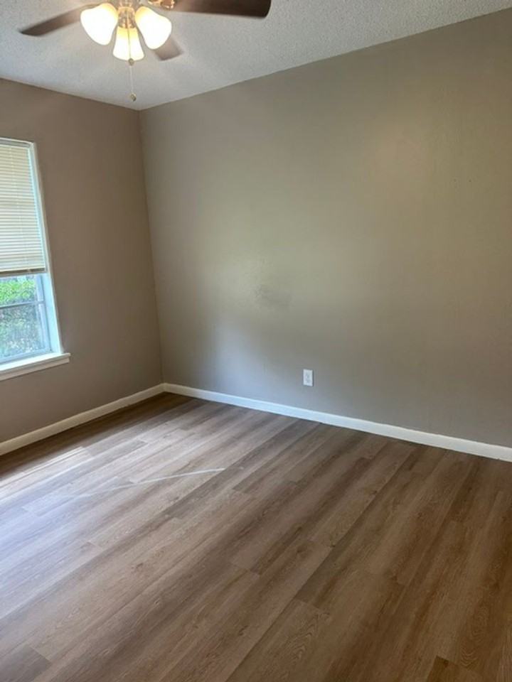 909 Lawrence Dr - Photo 7 of 13