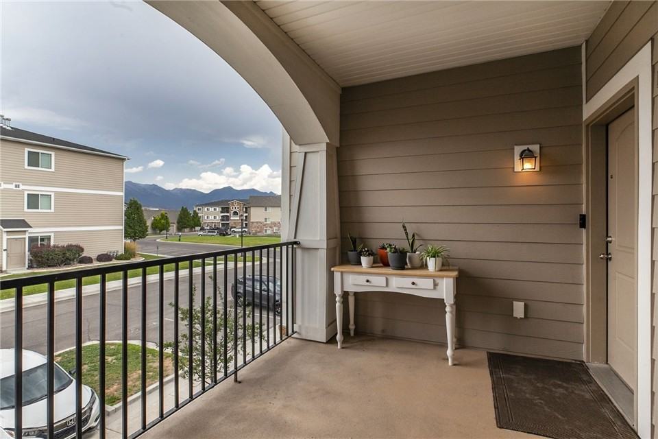 1881 N Crest Rd - Photo 2 of 13