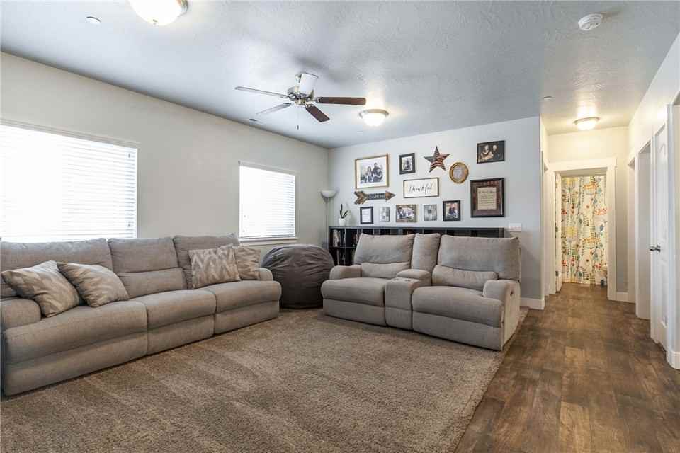 1881 N Crest Rd - Photo 3 of 13