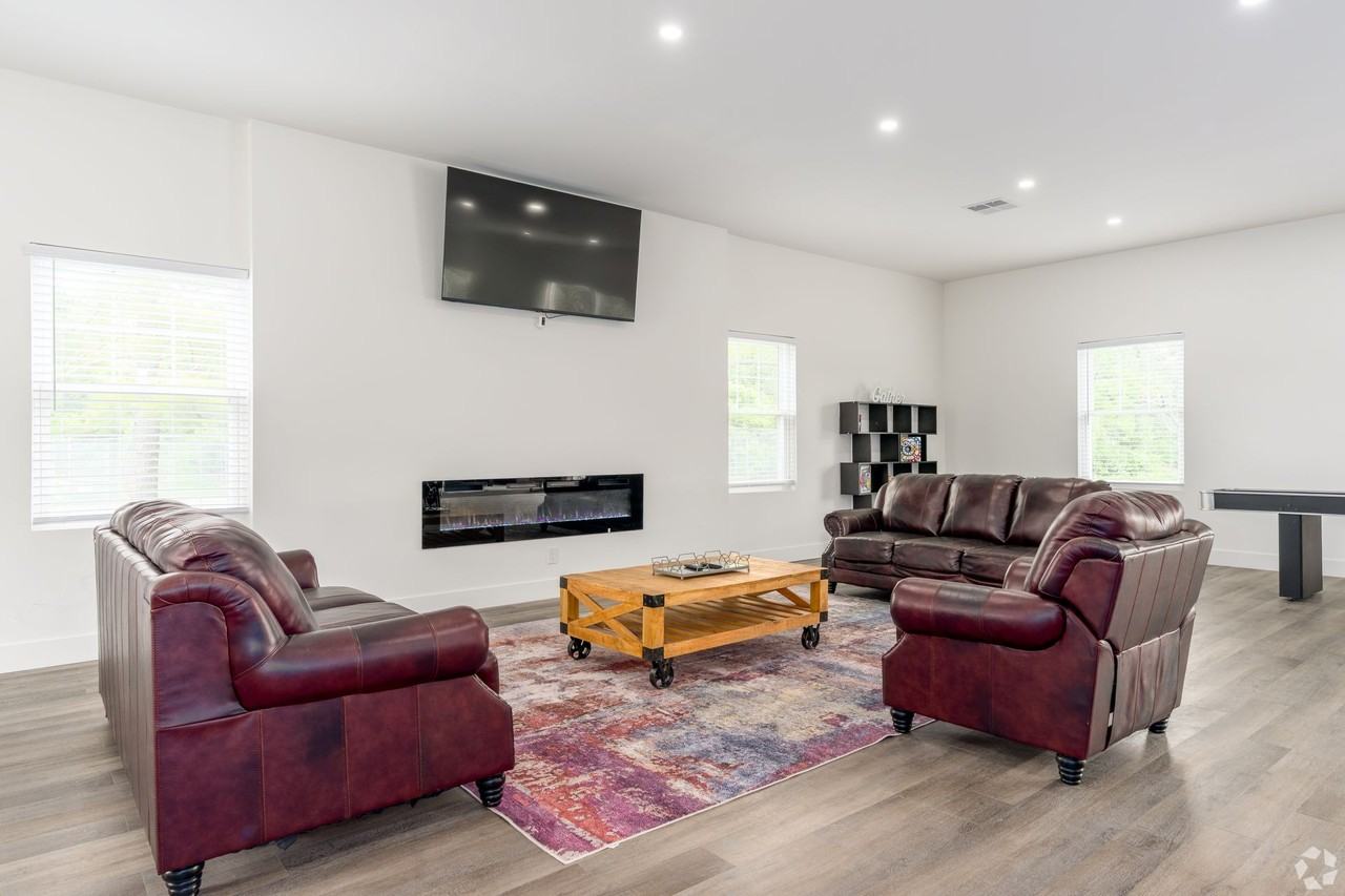 Chez Paree Apartments and Townhomes - Photo 6 of 50