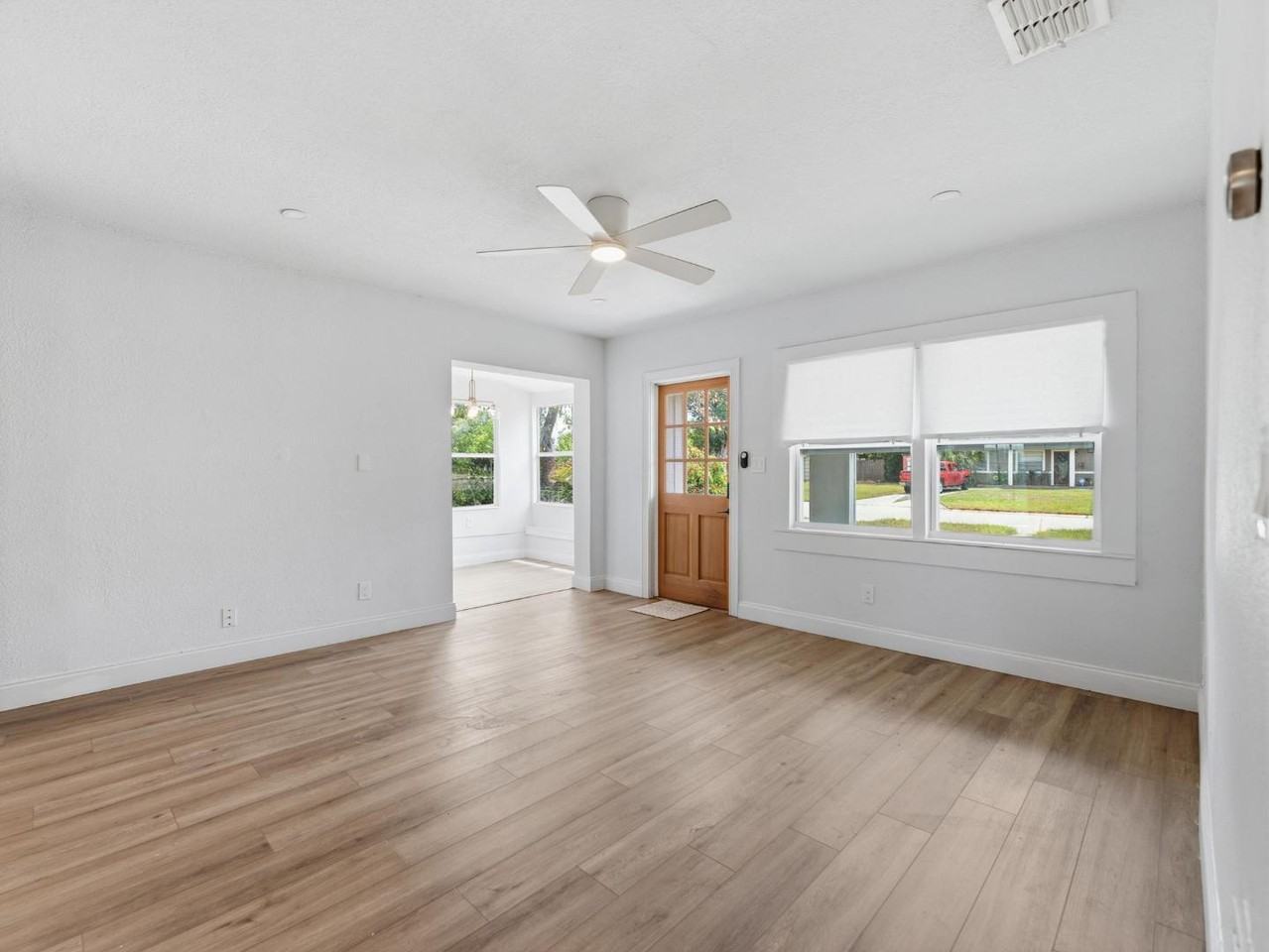 4085 Neptune Dr Se - Photo 4 of 11