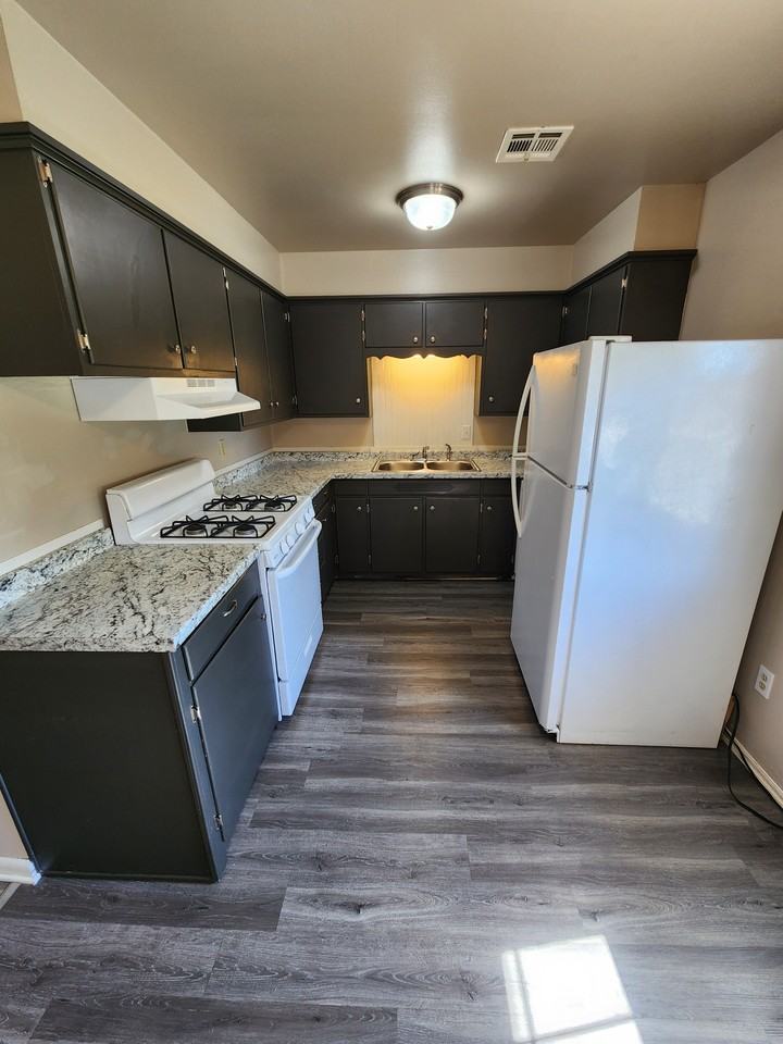 933 Crestview St #1 - Photo 3 of 13