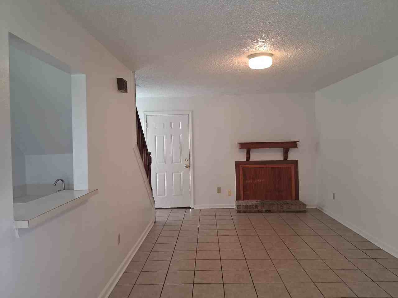116 Oak Ridge Ave Apt D #1 - Photo 2 of 11