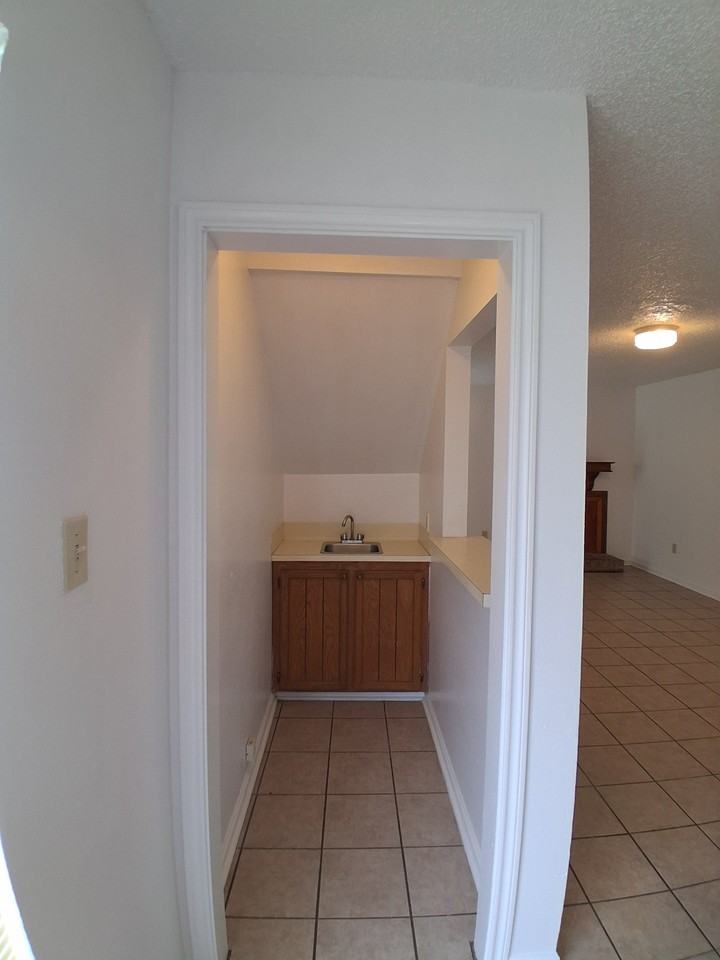 116 Oak Ridge Ave Apt D #1 - Photo 4 of 11