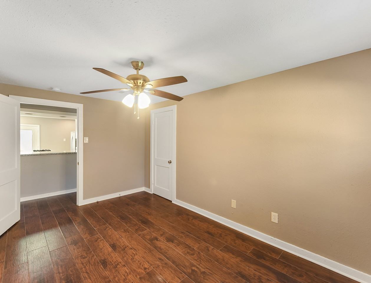 1029 Sycamore St #1 - Photo 6 of 32