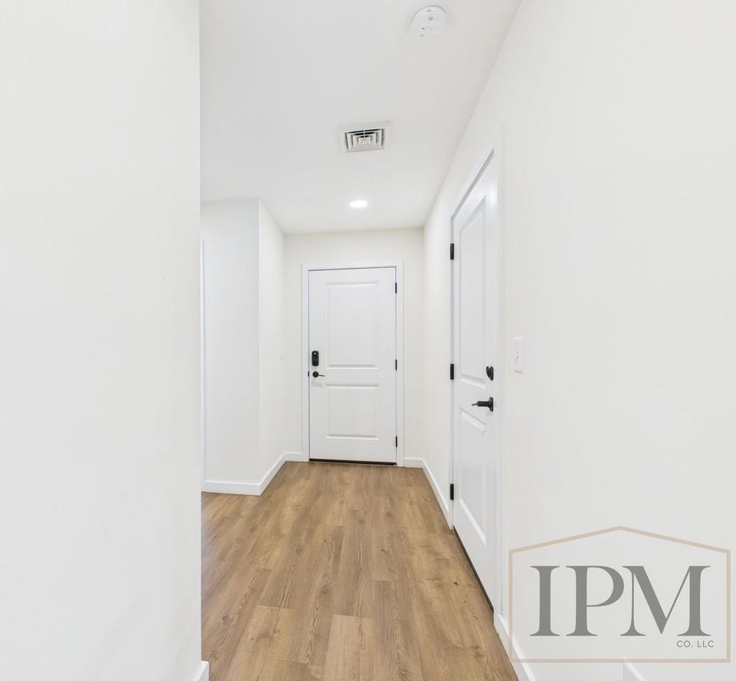 Emma Lane - Photo 5 of 18