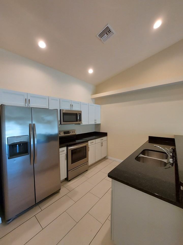 615 Se 7th St #615 - Photo 2 of 19