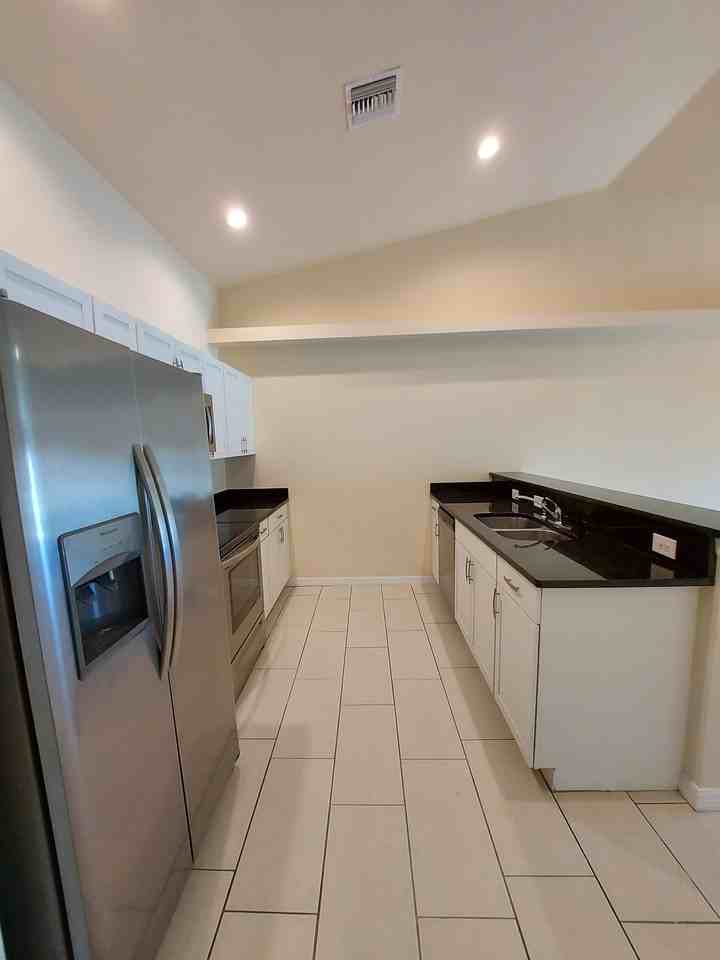 615 Se 7th St #615 - Photo 3 of 19