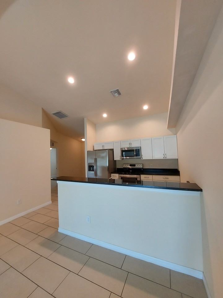 615 Se 7th St #615 - Photo 4 of 19