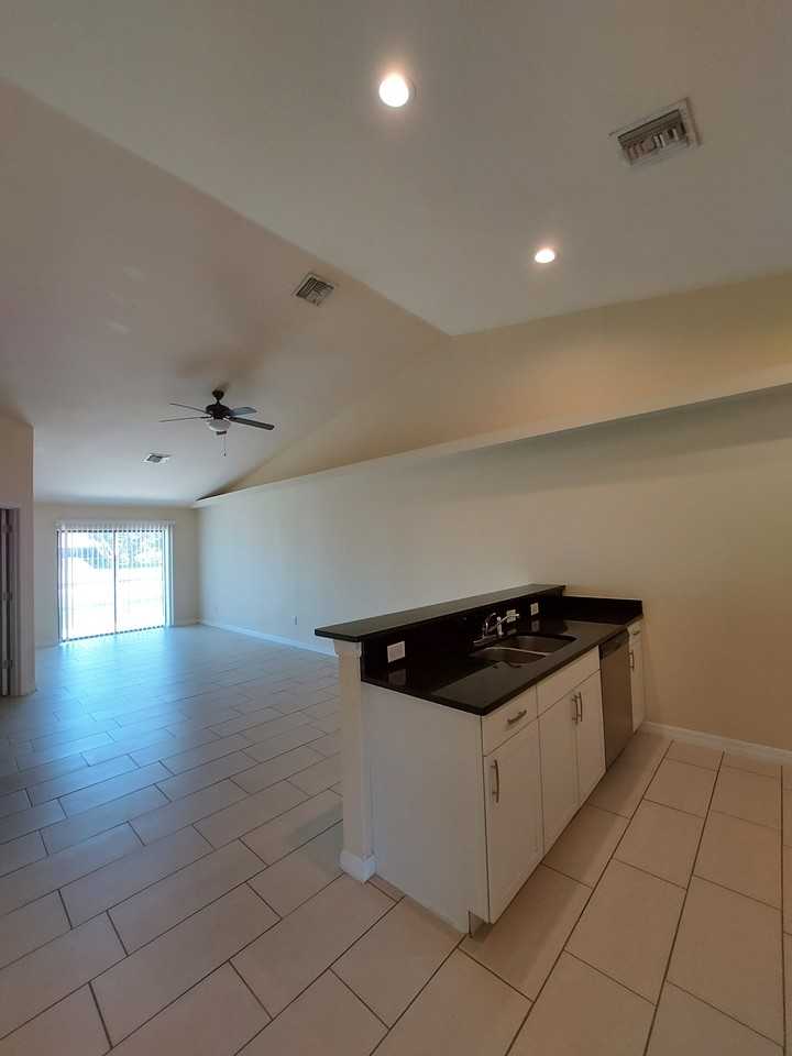 615 Se 7th St #615 - Photo 5 of 19