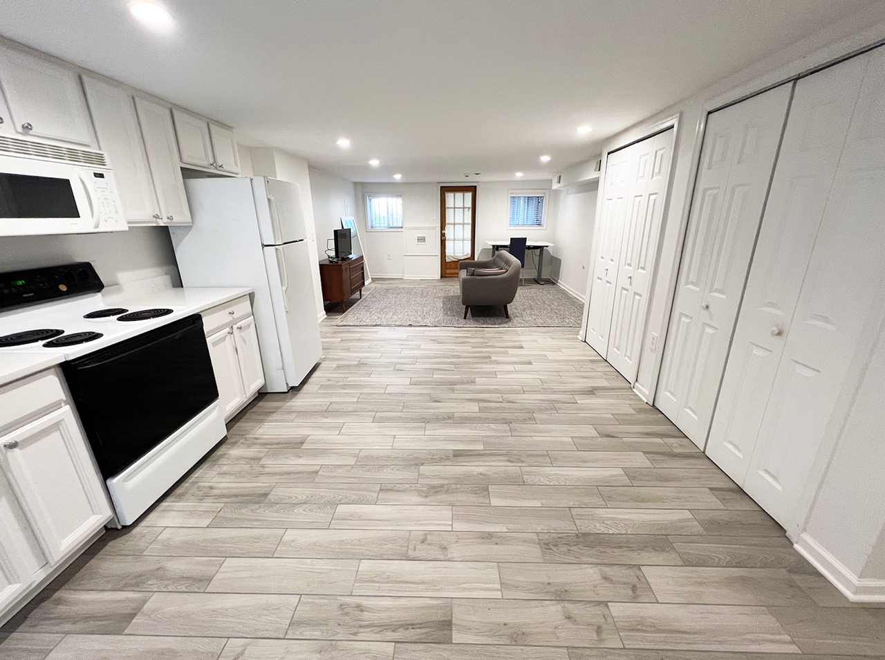 1124 Girard St Nw #B - Photo 3 of 9