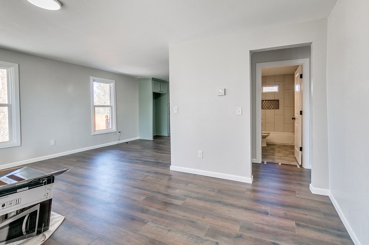 1445 Ne 10th St #1 - Photo 4 of 7