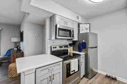 3205 E Olive RoadUnit 6-072 #6-072 - Photo 7 of 29