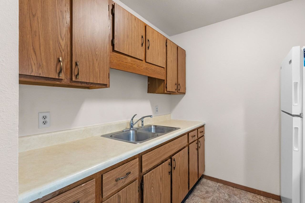 504 E 21st Street - Photo 4 of 50