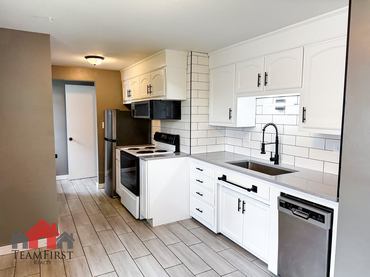 1446 Pilgrim St #1 - Photo 7 of 28