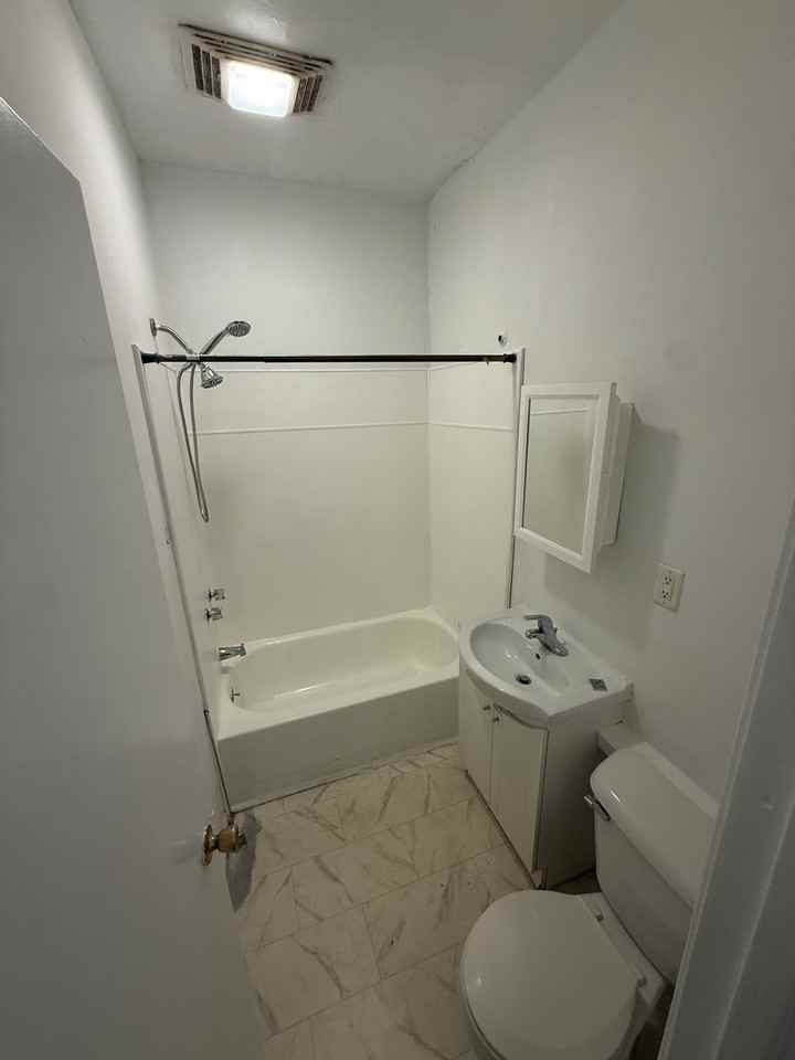 1127 Ross Ave #2 - Photo 3 of 5