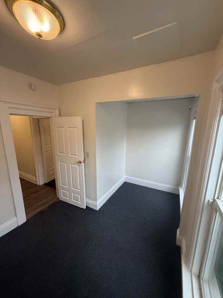 1127 Ross Ave #2 - Photo 4 of 5