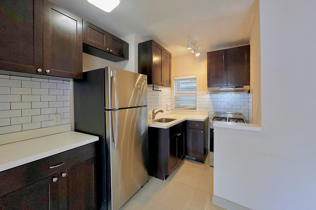 817 NE 19th Avenue - Photo 7 of 50