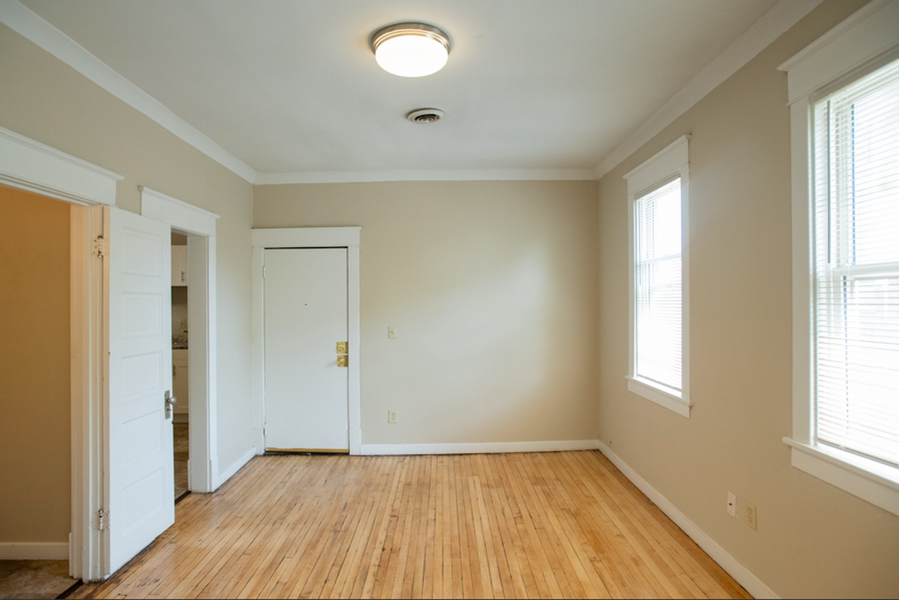 $1045 – 1 BA, 1 BA With Back Porch - Photo 2 of 12