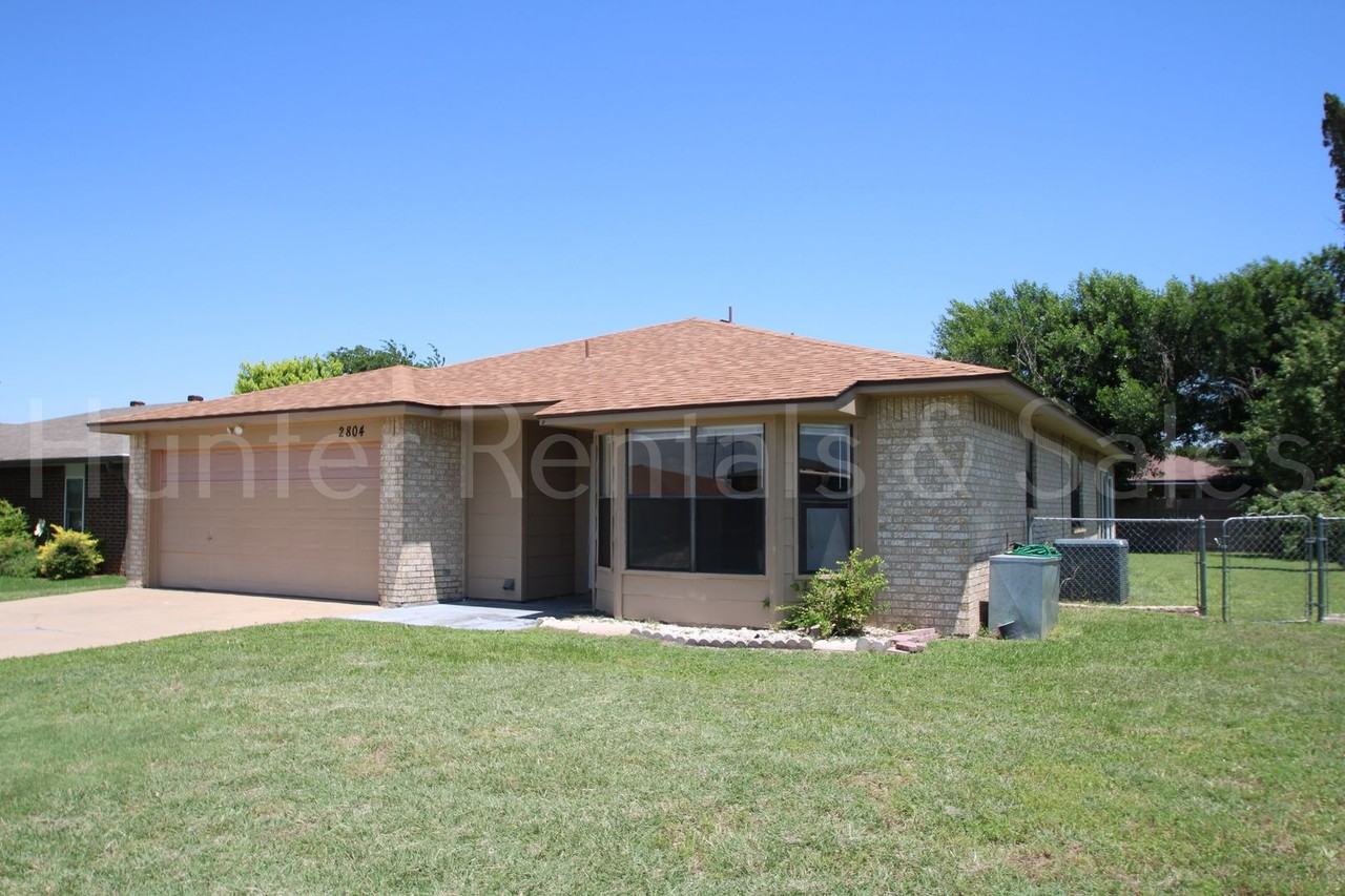2804 Derby Dr - Photo 2 of 25