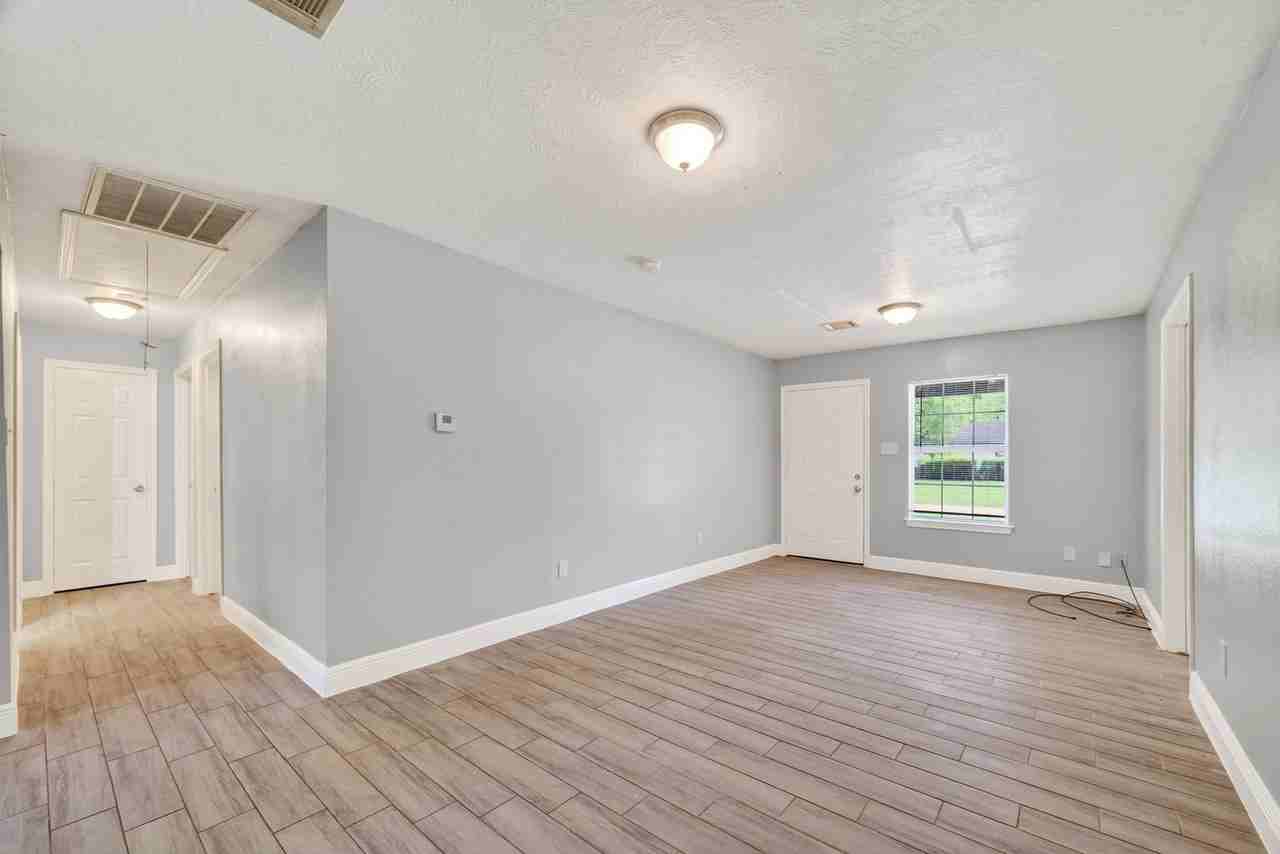 3031 Groton Dr - Photo 3 of 17