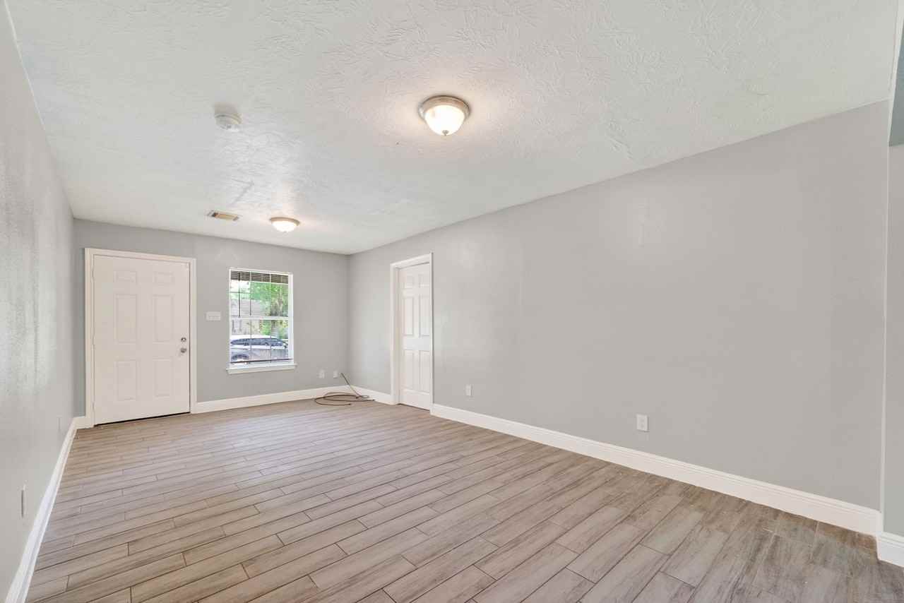3031 Groton Dr - Photo 4 of 17