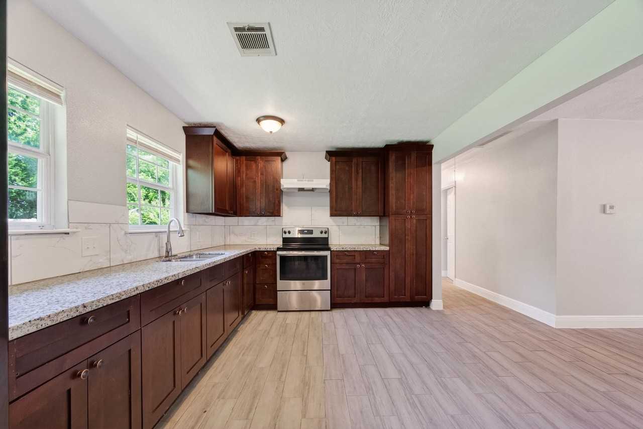 3031 Groton Dr - Photo 5 of 17