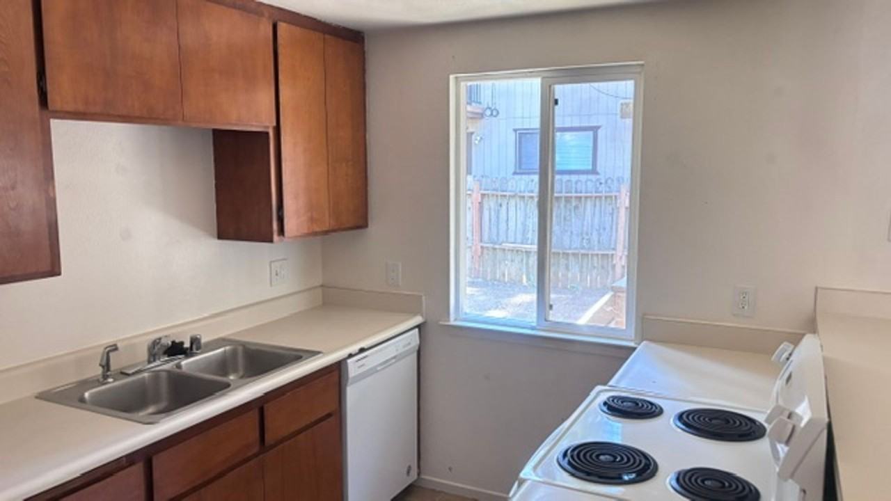 2969 Oak St - Photo 4 of 11
