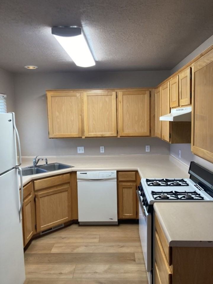 928 W Greenslake Dr - Photo 4 of 11
