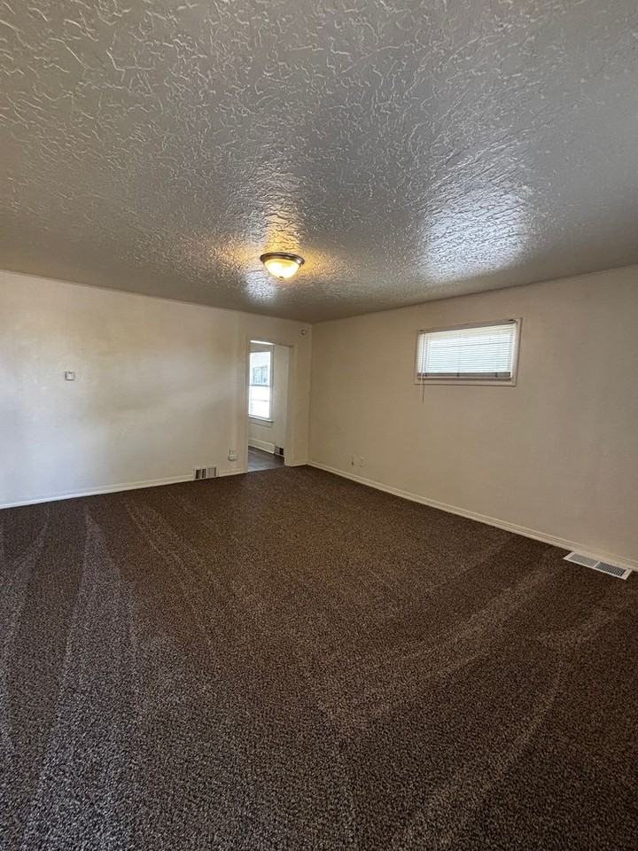 1341 N Harrison Ave - Photo 2 of 10
