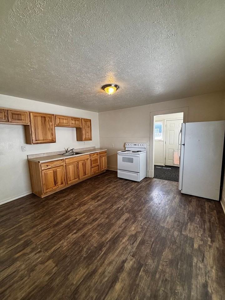 1341 N Harrison Ave - Photo 3 of 10