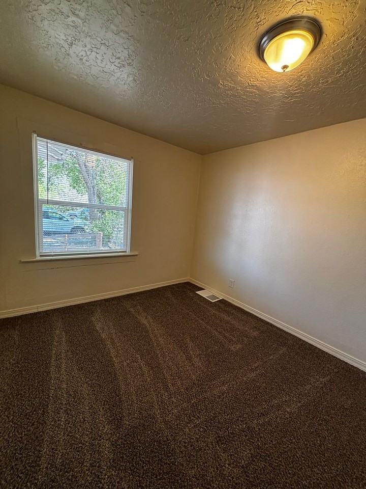 1341 N Harrison Ave - Photo 4 of 10