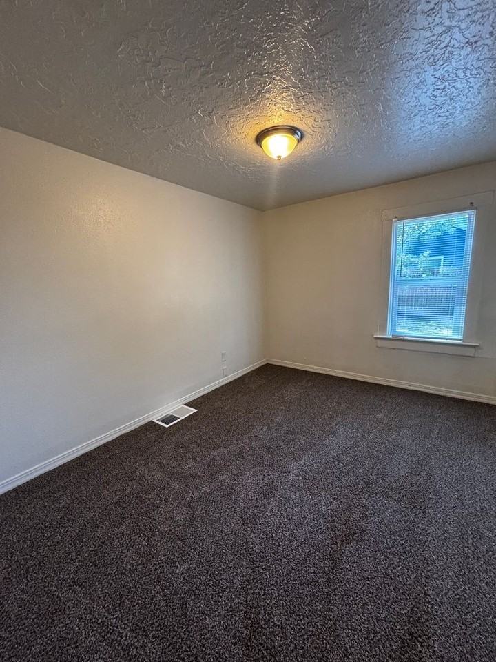 1341 N Harrison Ave - Photo 6 of 10