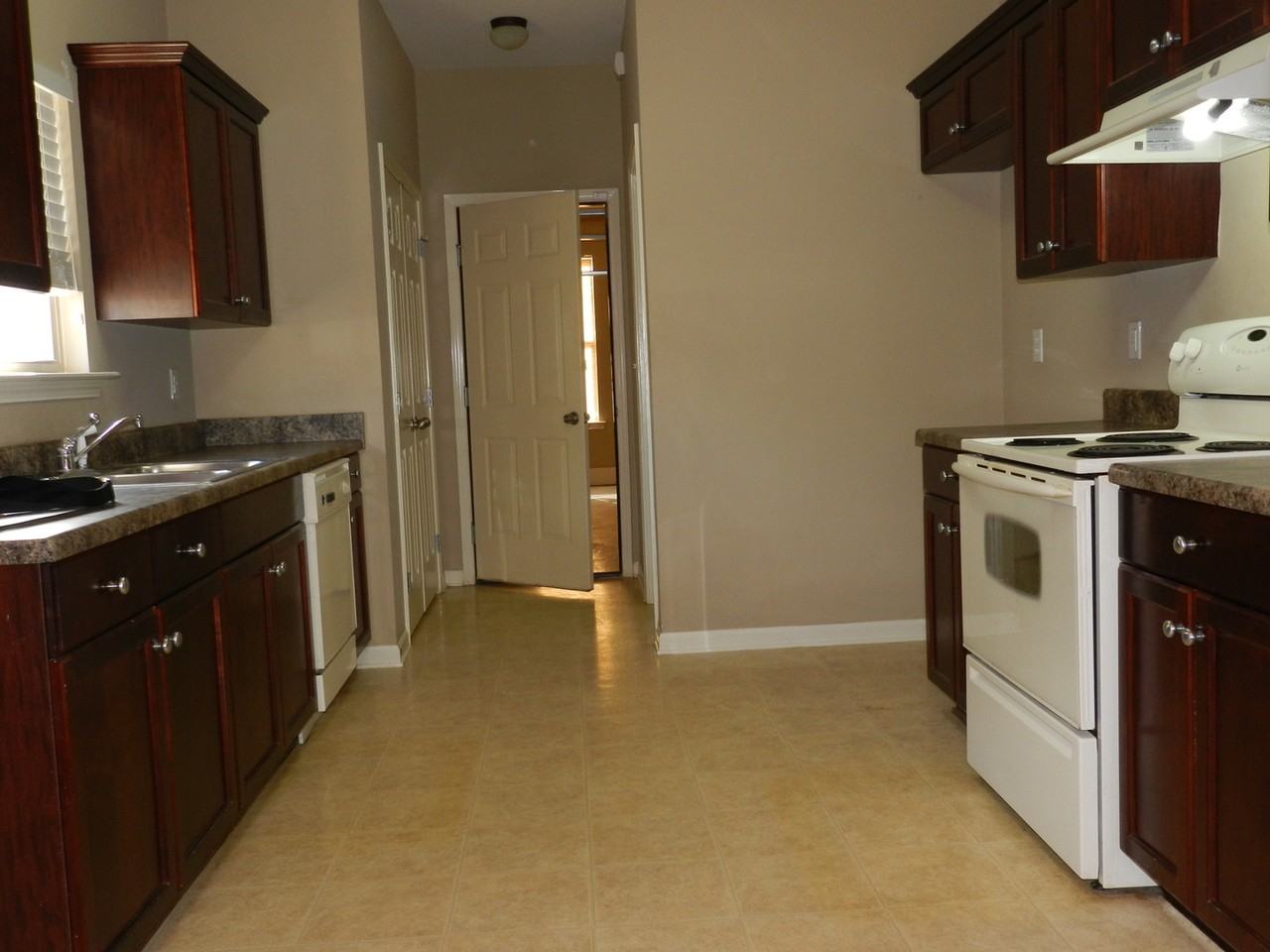 825 Barkley Dr - Photo 3 of 7