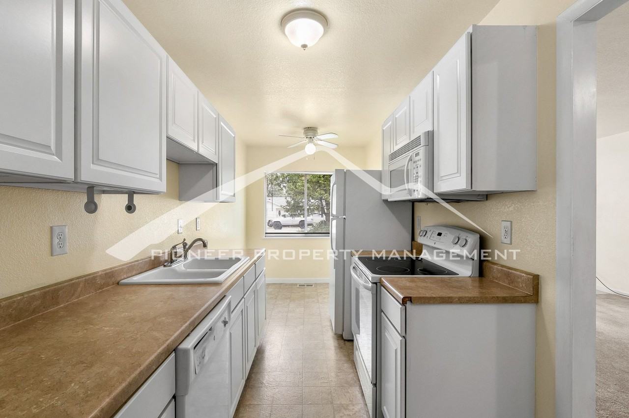3273 S Forest St - Photo 4 of 11