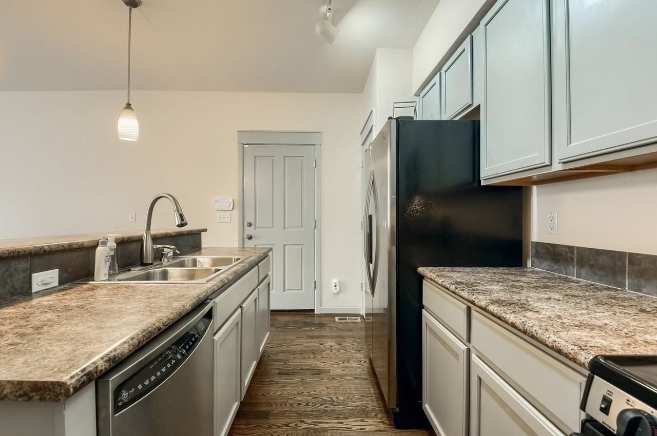 1625 Ames Ct - Photo 3 of 19
