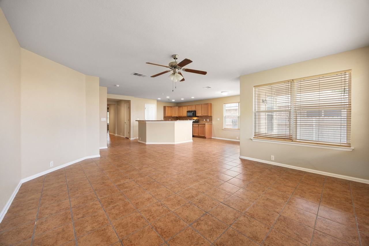 205 Lark St - Photo 4 of 19