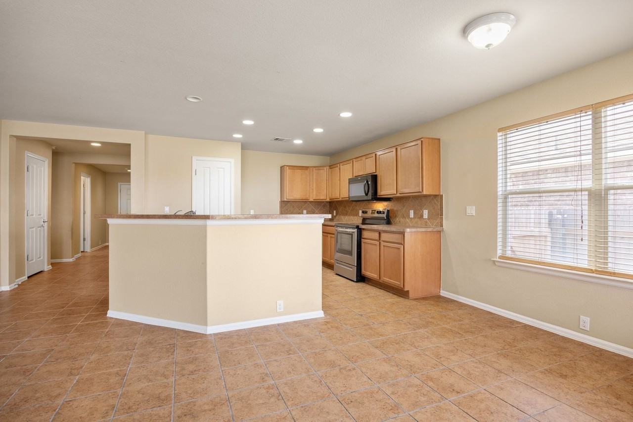 205 Lark St - Photo 5 of 19
