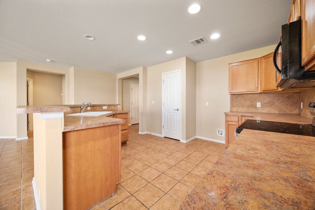 205 Lark St - Photo 6 of 19