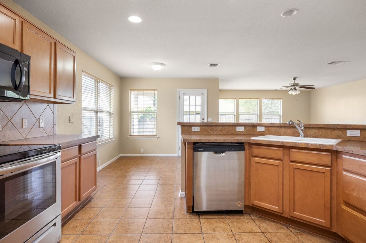 205 Lark St - Photo 7 of 19