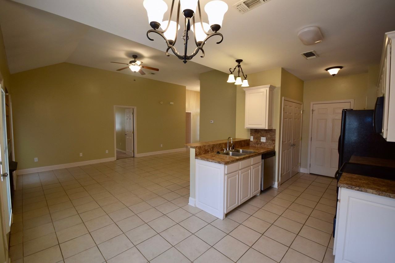 2306 Desiree St - Photo 5 of 18