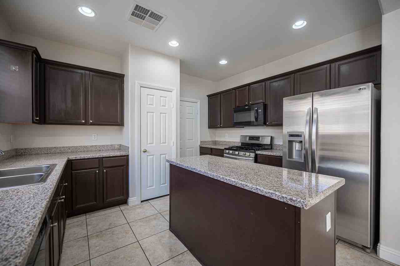 8967 Ellenbrook St - Photo 3 of 45