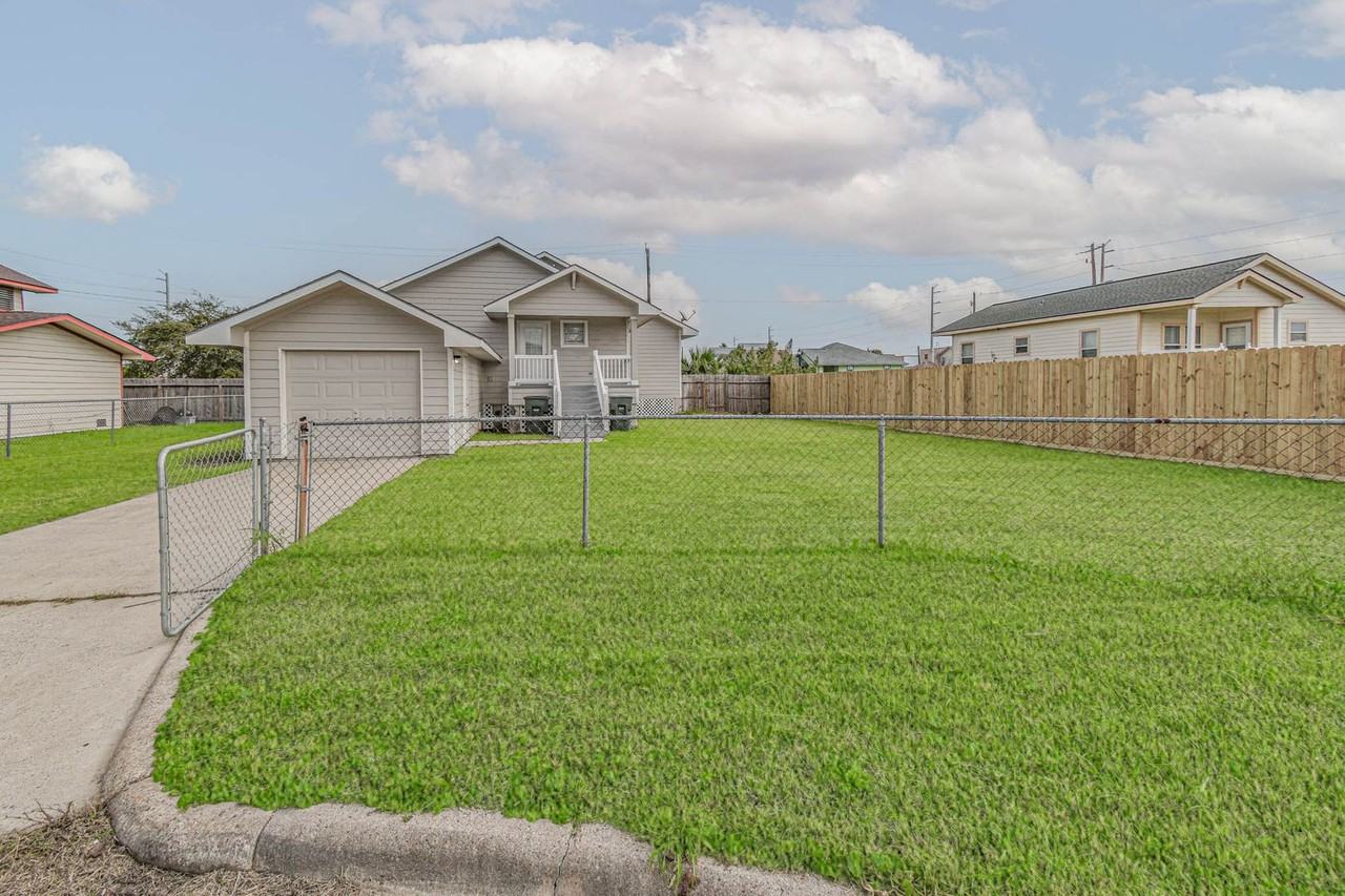 623 32nd St - Photo 4 of 24