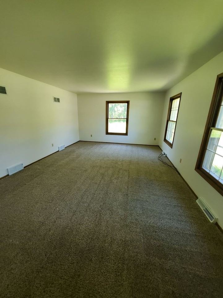 N55W21387 Logan Dr - Photo 5 of 20
