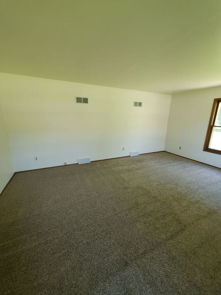 N55W21387 Logan Dr - Photo 6 of 20