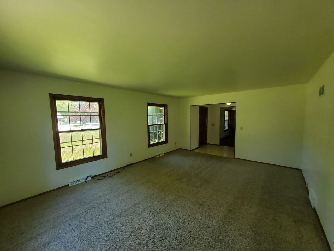 N55W21387 Logan Dr - Photo 7 of 20