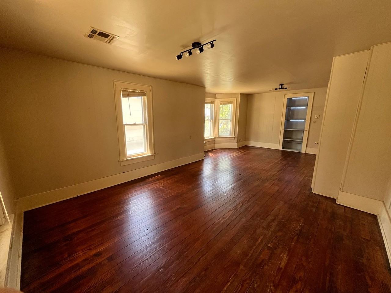 831 S Elizabeth St - Photo 2 of 11