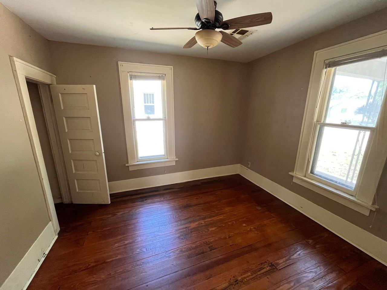 831 S Elizabeth St - Photo 3 of 11