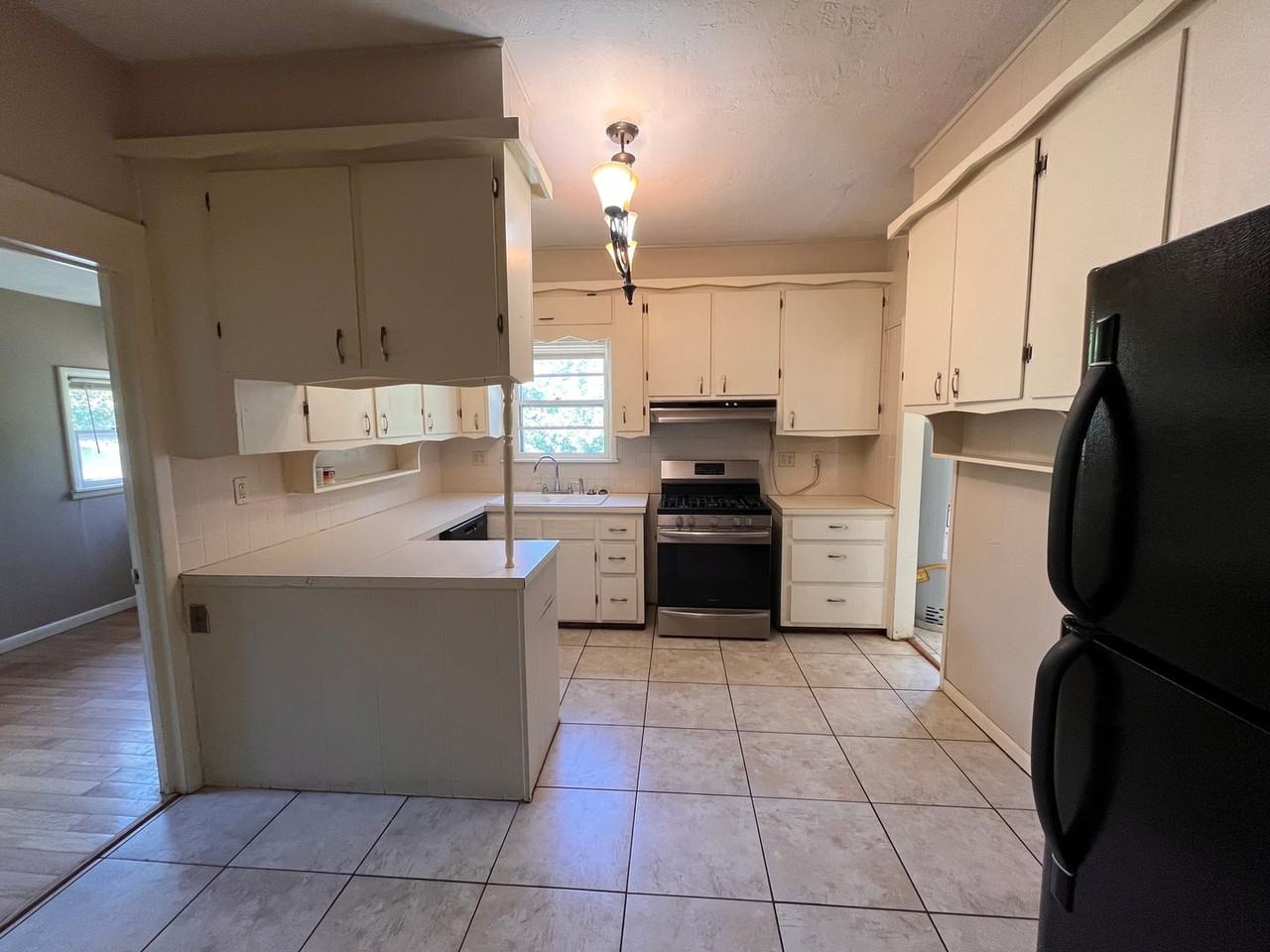 831 S Elizabeth St - Photo 5 of 11